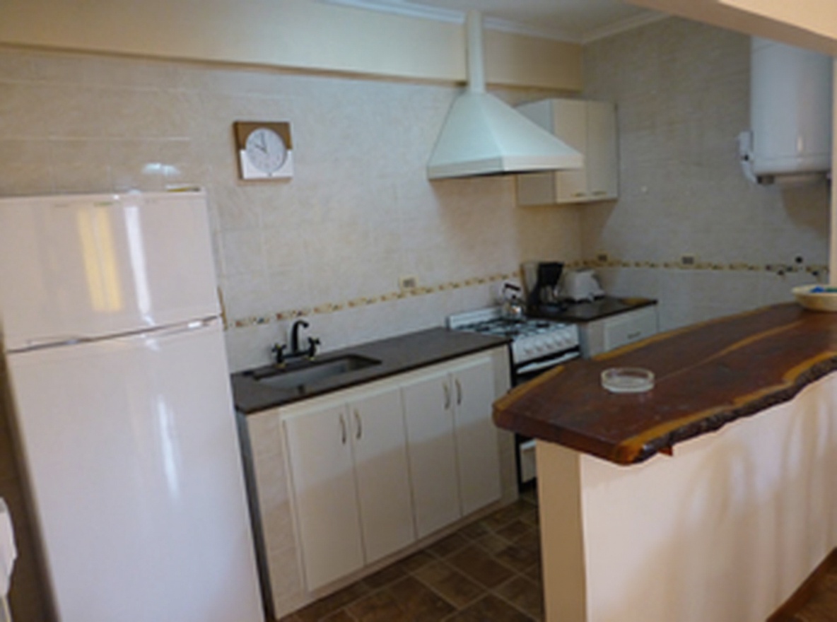 Departamento con patio y parrilla a 50 metros del mar en Santa Teresita miniatura 3