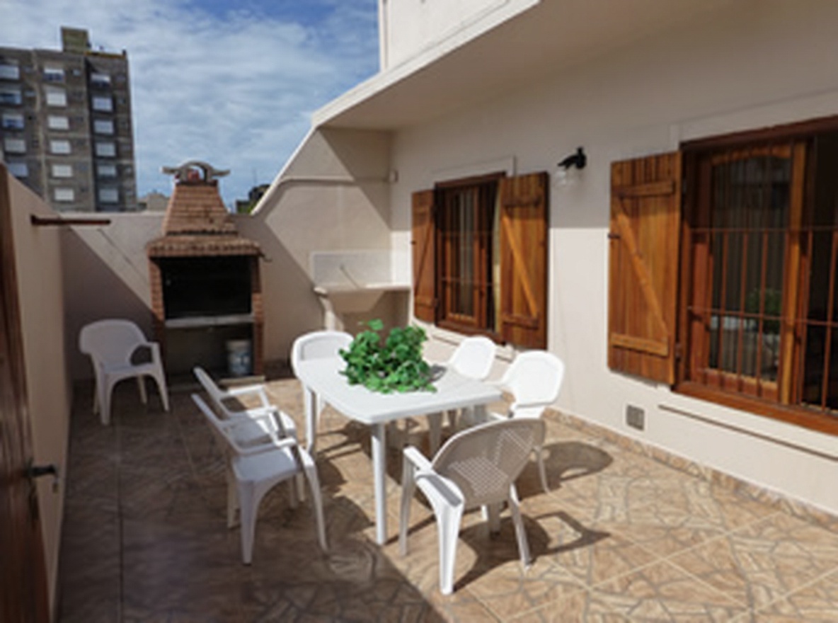 Departamento con patio y parrilla a 50 metros del mar en Santa Teresita miniatura 7