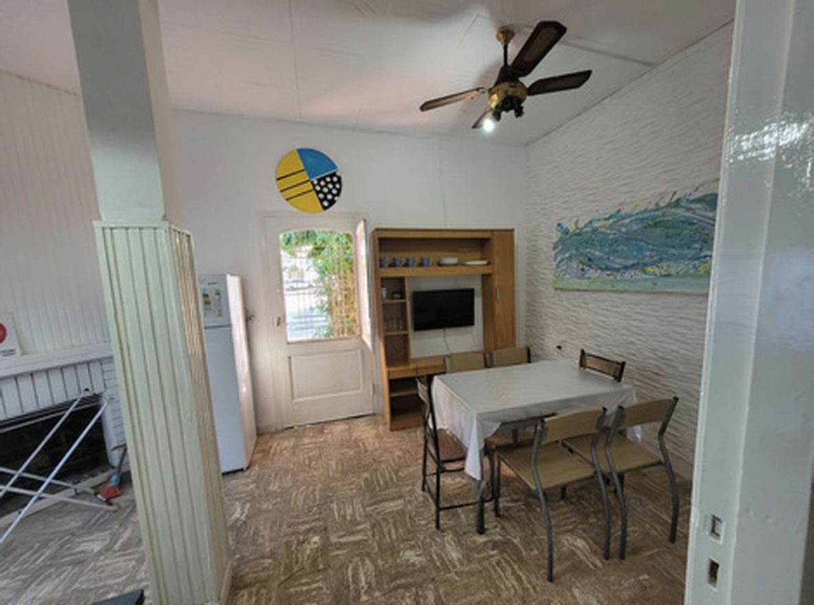 Casa con cochera y parrilla a 3 cuadras del mar en San Clemente del Tuyú miniatura 3