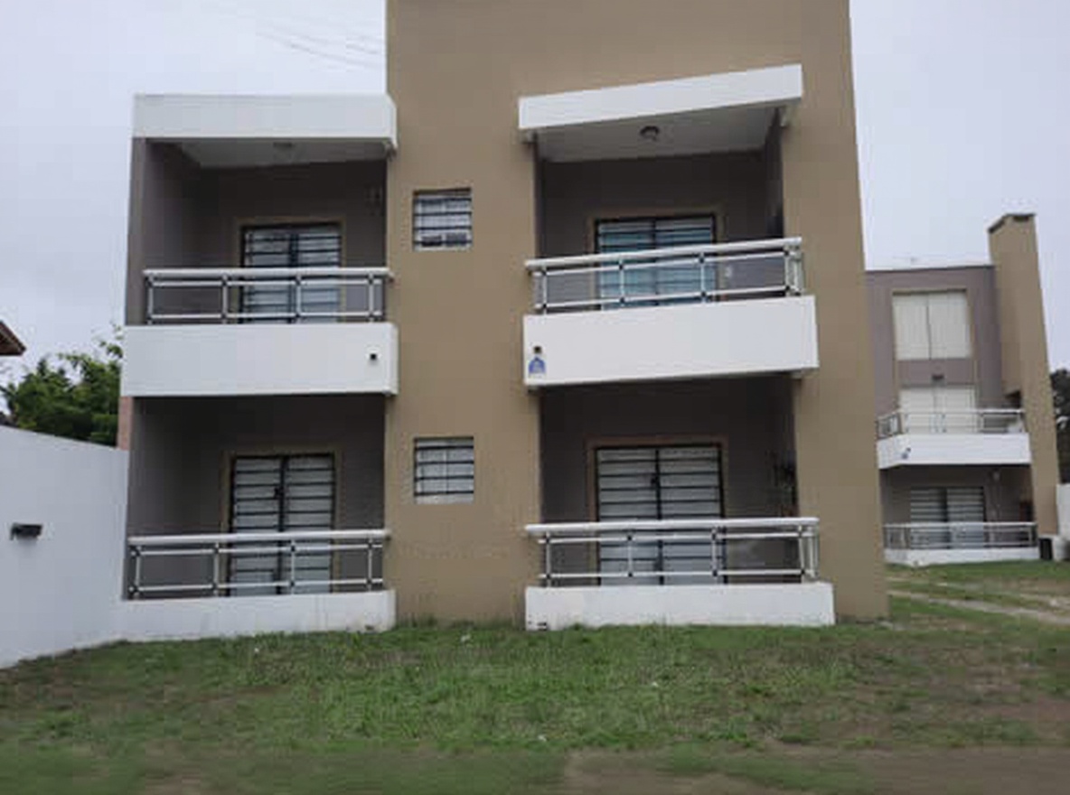 Departamento con cochera y parrilla a 2 cuadras del mar en Las Toninas