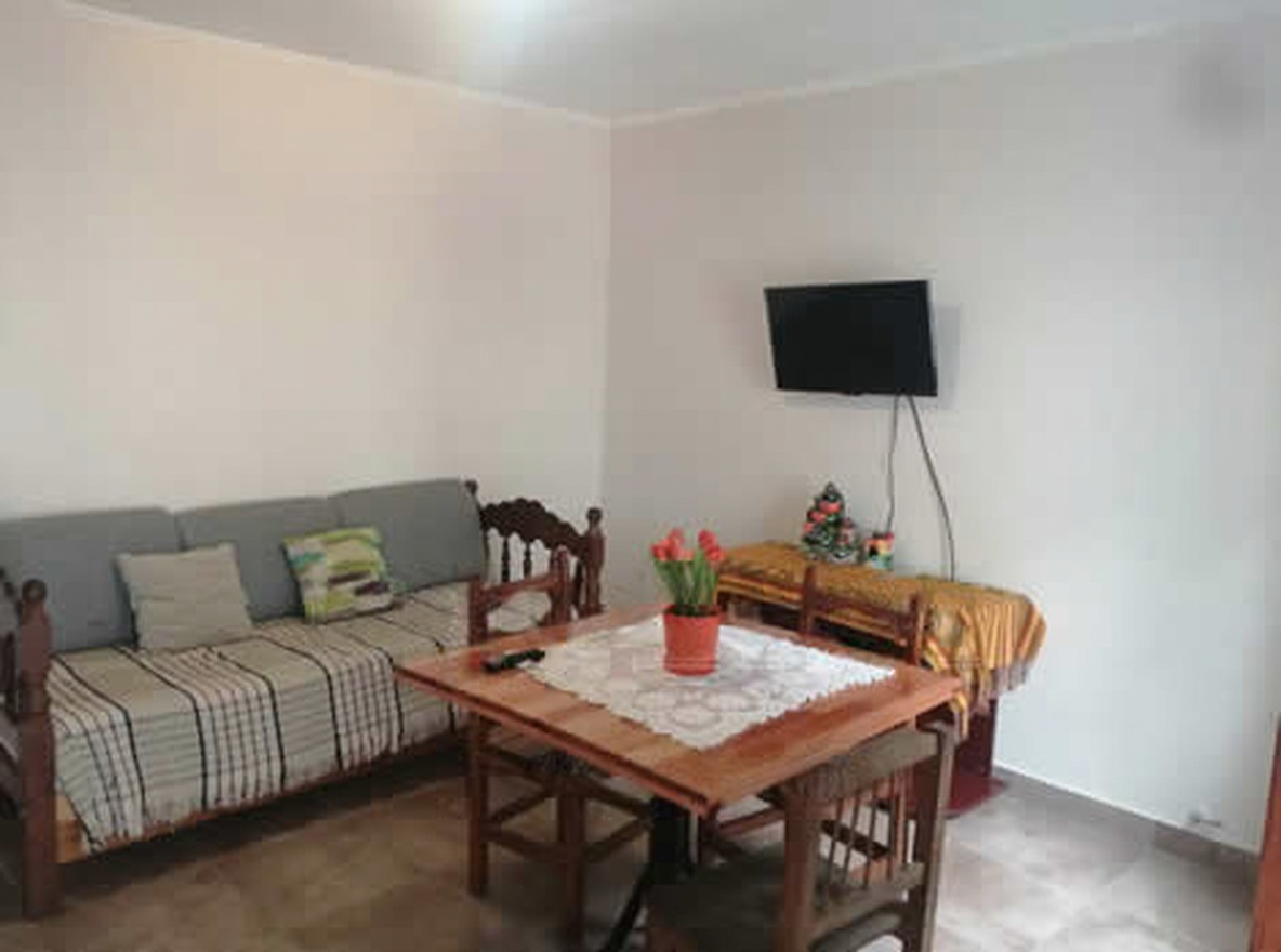 Departamento con patio y parrilla a 400 metros del mar en Santa Teresita miniatura 3