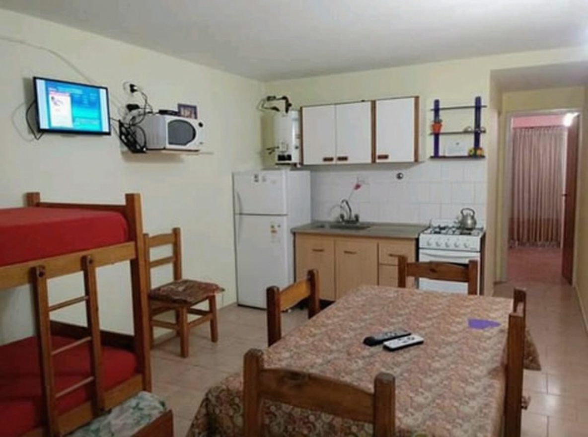 Departamento con patio y parrilla a 50 metros del mar en Mar del Tuyú miniatura 2