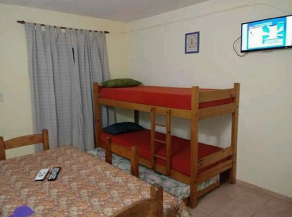 Departamento con patio y parrilla a 50 metros del mar en Mar del Tuyú miniatura 4