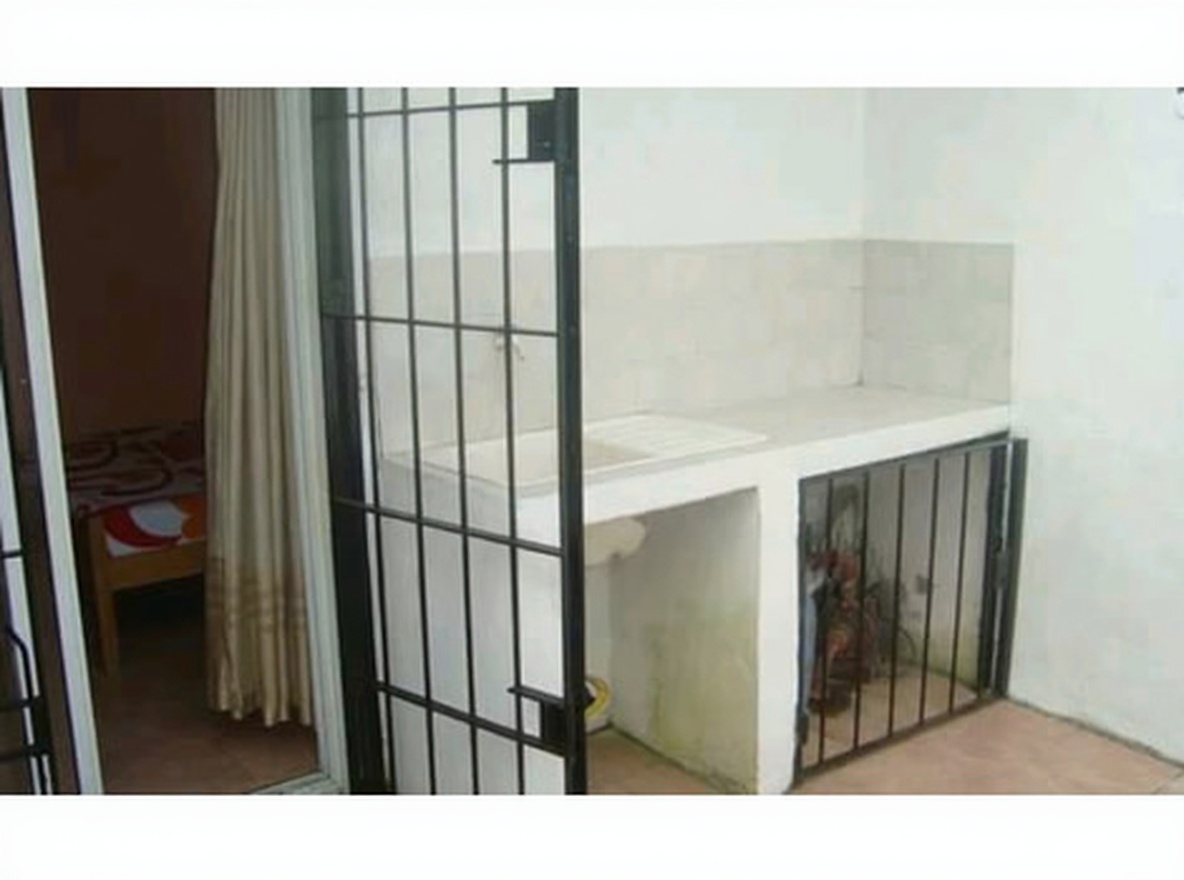 Departamento con patio y parrilla a 50 metros del mar en Mar del Tuyú miniatura 5