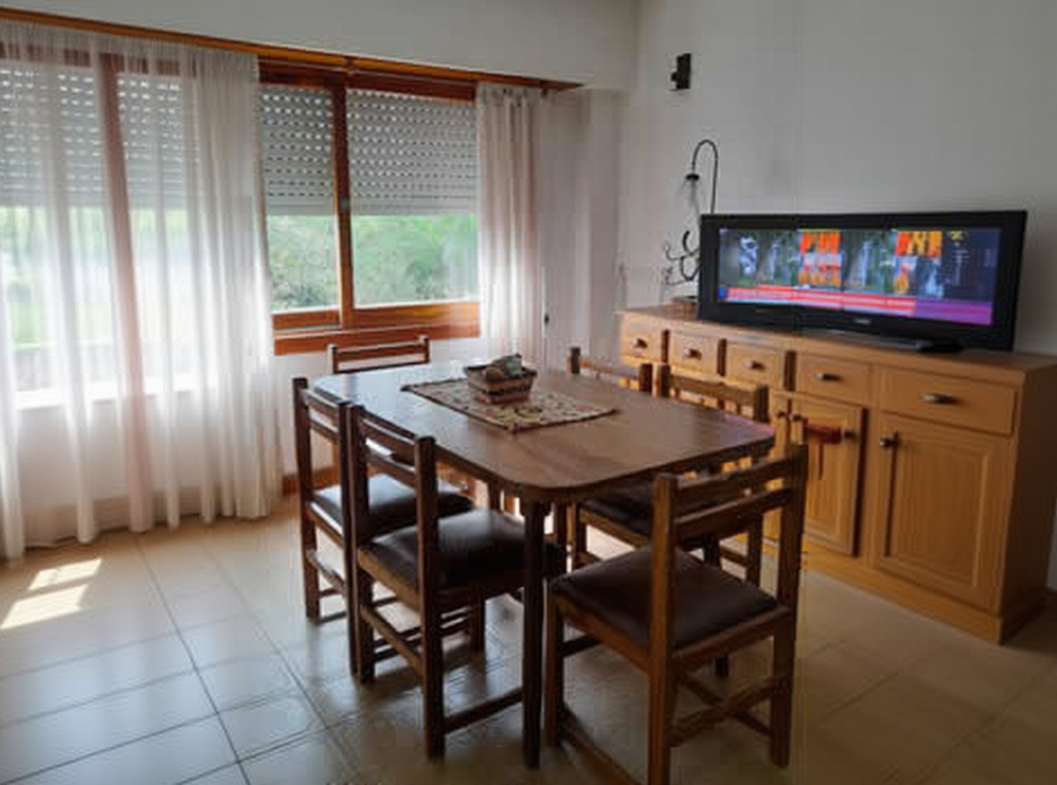 Departamento amplio para 6 personas a 1 cuadra de la playa en Villa Gesell miniatura 2