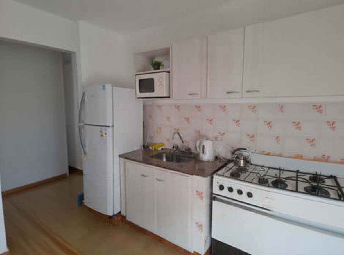 Departamento amplio para 6 personas a 1 cuadra de la playa en Villa Gesell miniatura 3