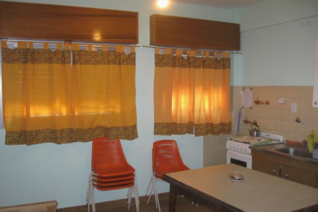 Departamentos con patio y parrilla a 300 metros del mar en Mar del Tuyú miniatura 3