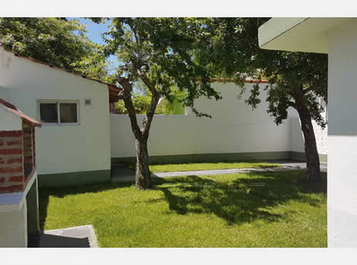 Departamentos con pileta y parrilla a 6 cuadras del mar en Lucila del Mar miniatura 5