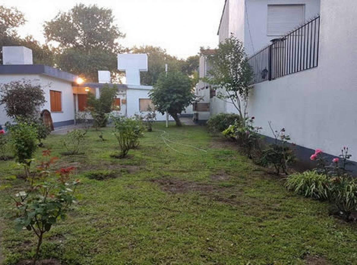 Departamentos con pileta y parrilla a 6 cuadras del mar en Lucila del Mar miniatura 11