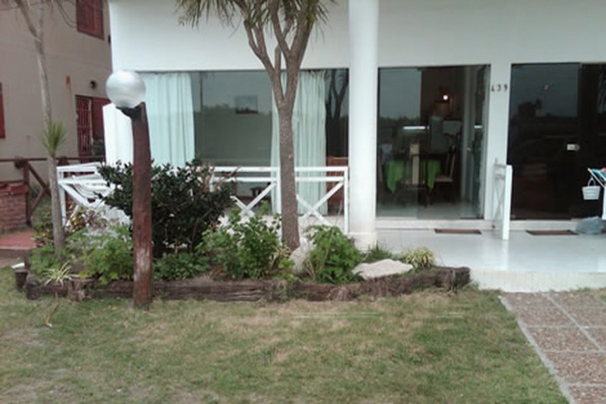 Departamentos con balcón y vista al mar frente al mar en Costa del Este miniatura 2