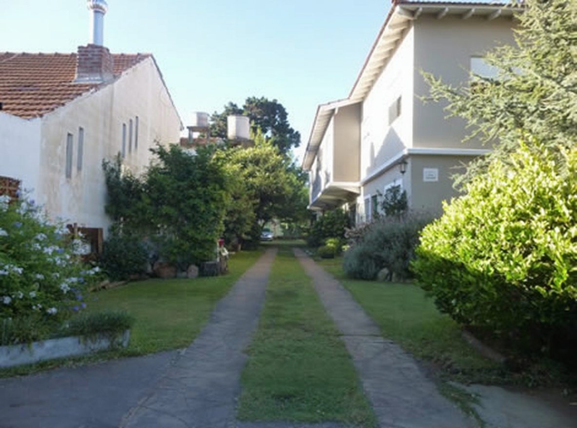 Departamentos con patio y parrilla a 300 metros del mar en Santa Teresita miniatura 2