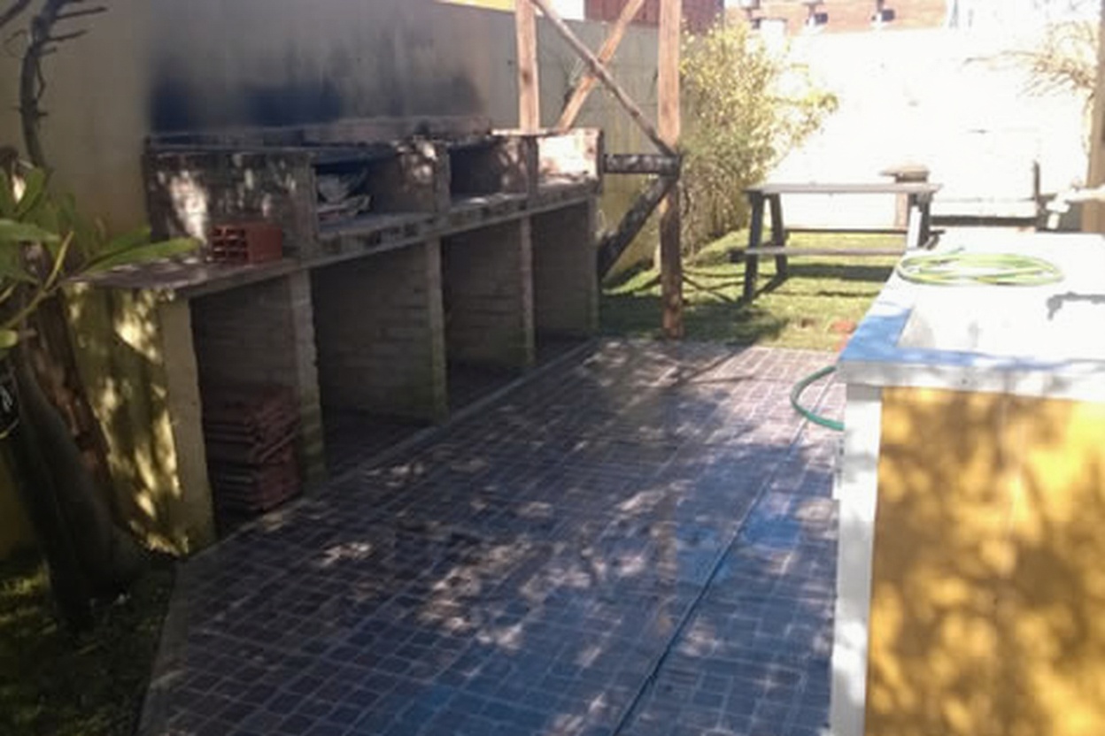 Monoambiente con parque y parrilla a 100 metros del mar en Las Toninas miniatura 7