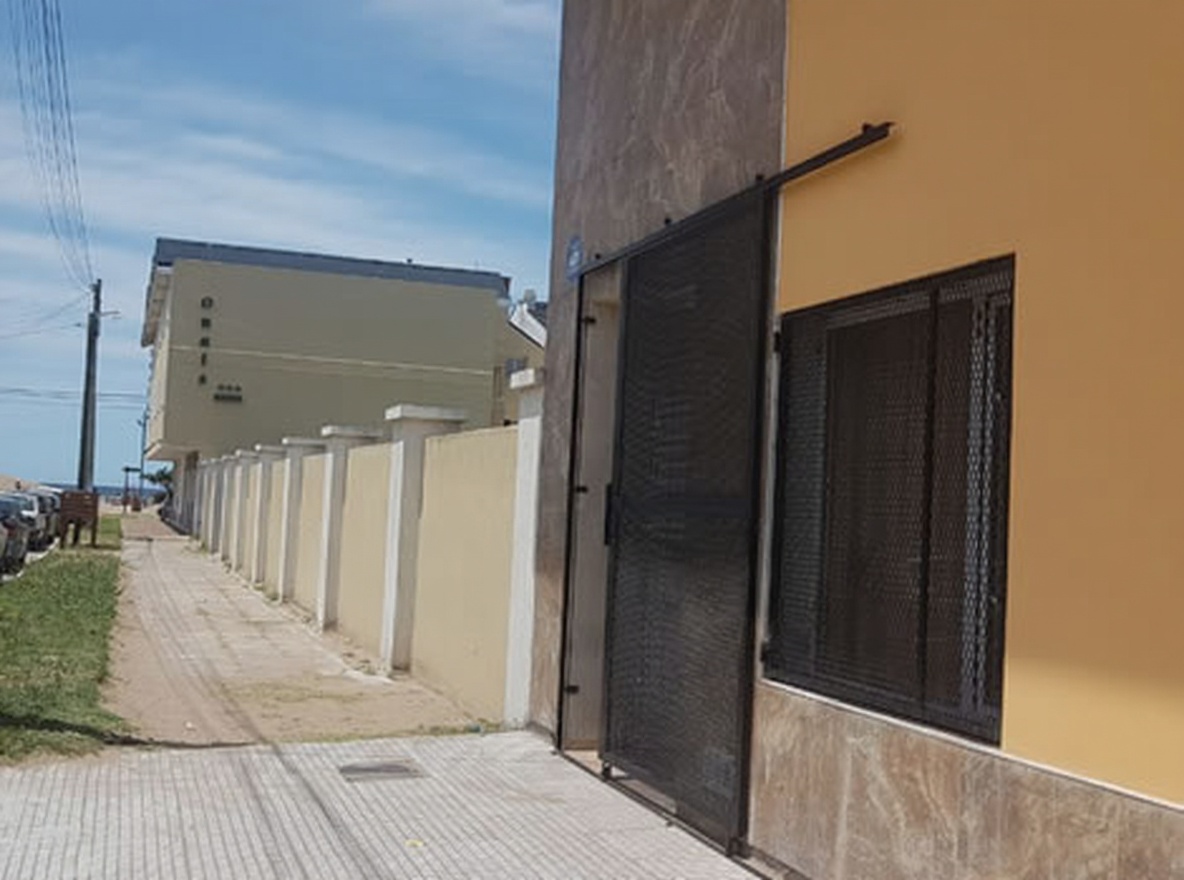 Departamentos para 3, 7 y 8 personas cerca del mar en Mar de Ajó miniatura 2