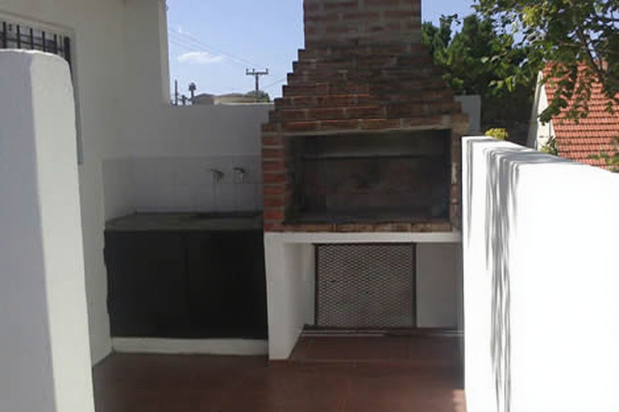 Chalet con patio y parrilla a 150 metros del mar en Mar del Tuyú miniatura 6