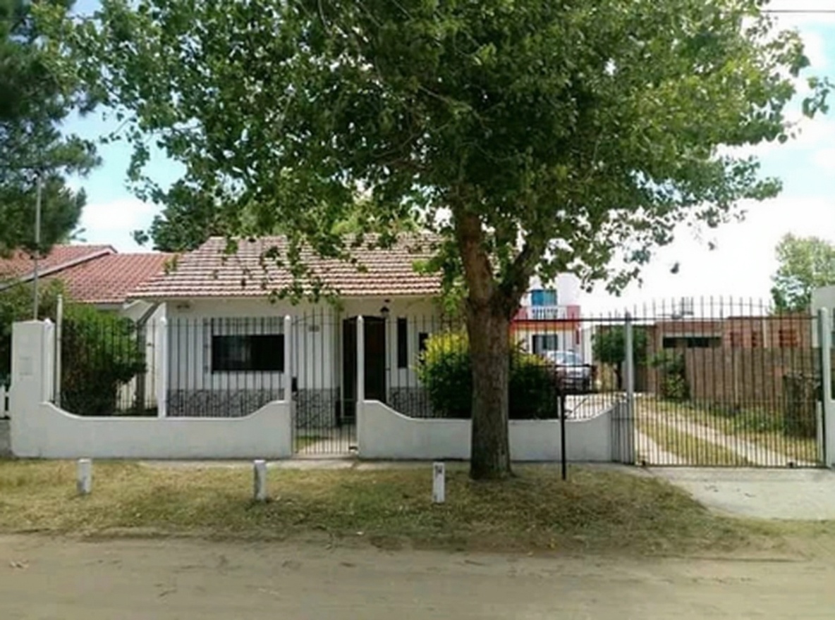 Chalet con patio y parrilla a 150 metros del mar en Mar del Tuyú miniatura 7