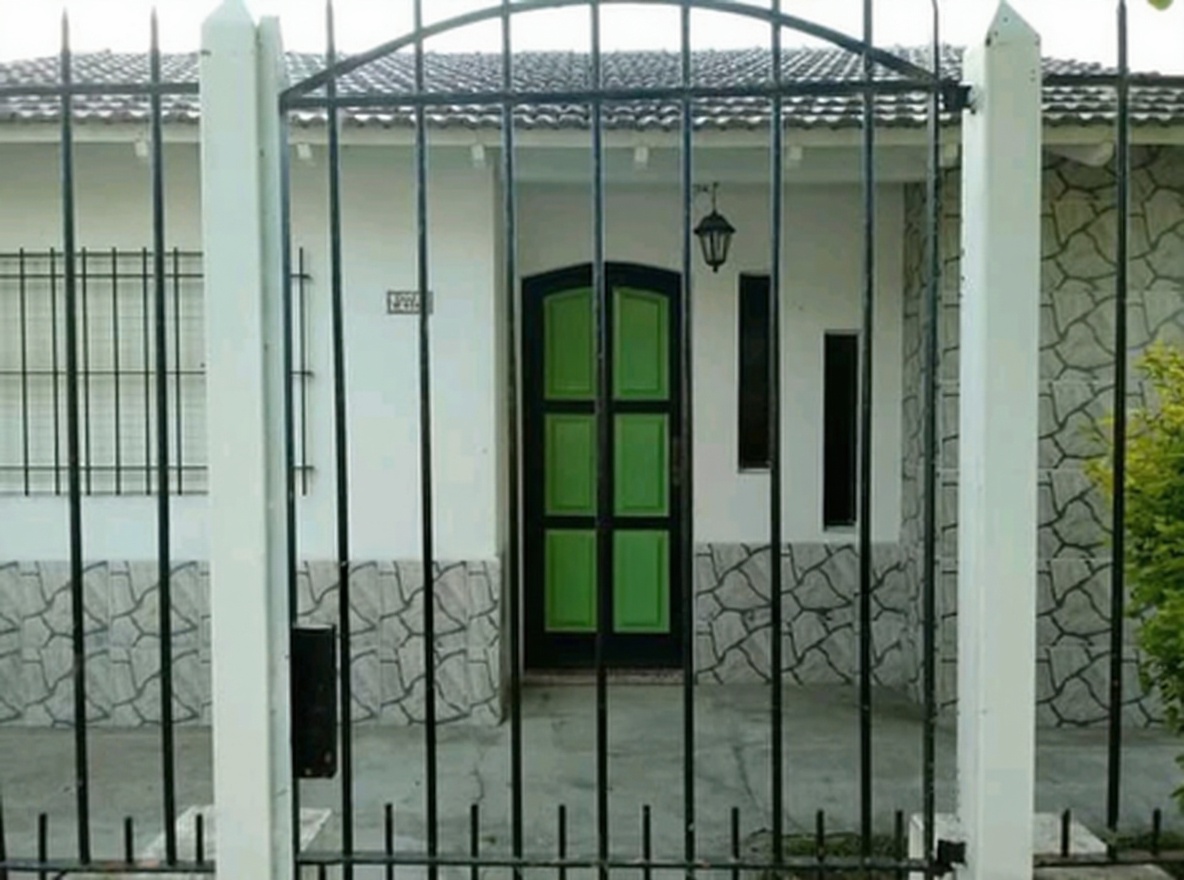 Chalet con patio y parrilla a 150 metros del mar en Mar del Tuyú miniatura 8