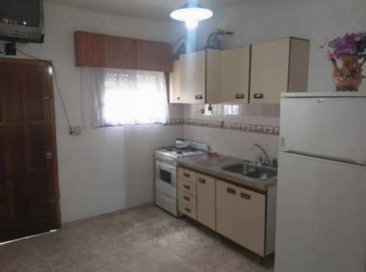 Departamento con parrilla a 2 cuadras del mar en Mar del Tuyú miniatura 3