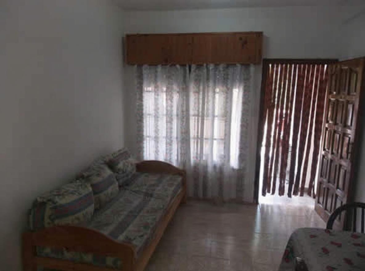 Departamento con parrilla a 2 cuadras del mar en Mar del Tuyú miniatura 4