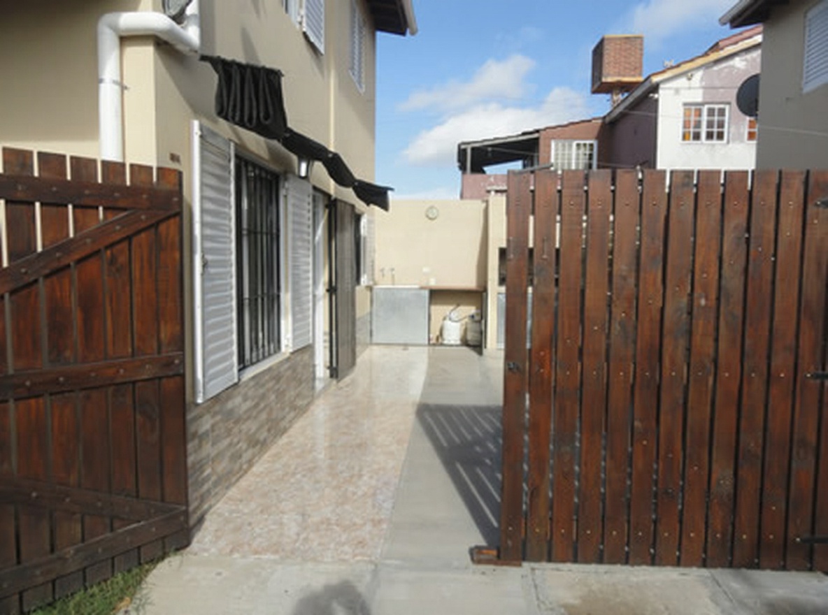 Departamento con patio y parrilla a 130 metros del mar en Mar del Tuyú miniatura 2