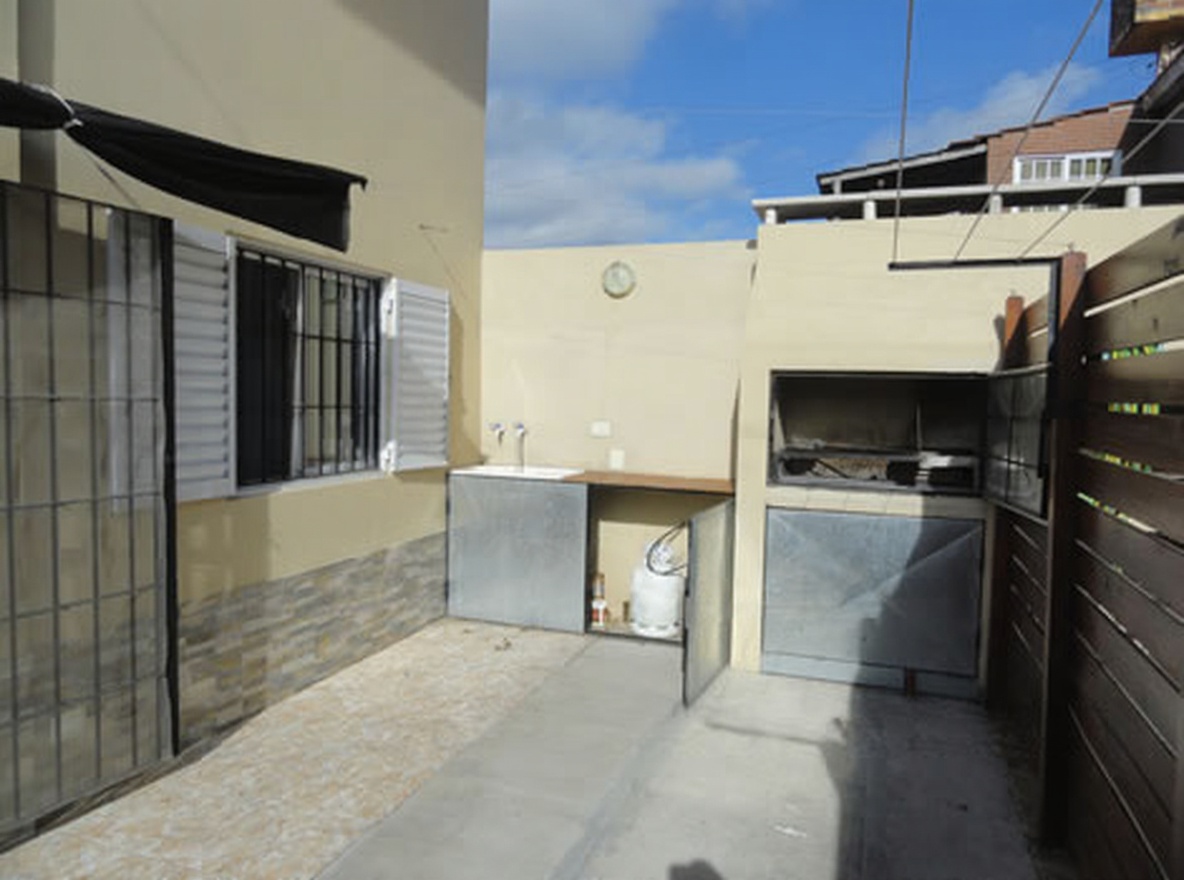 Departamento con patio y parrilla a 130 metros del mar en Mar del Tuyú miniatura 3