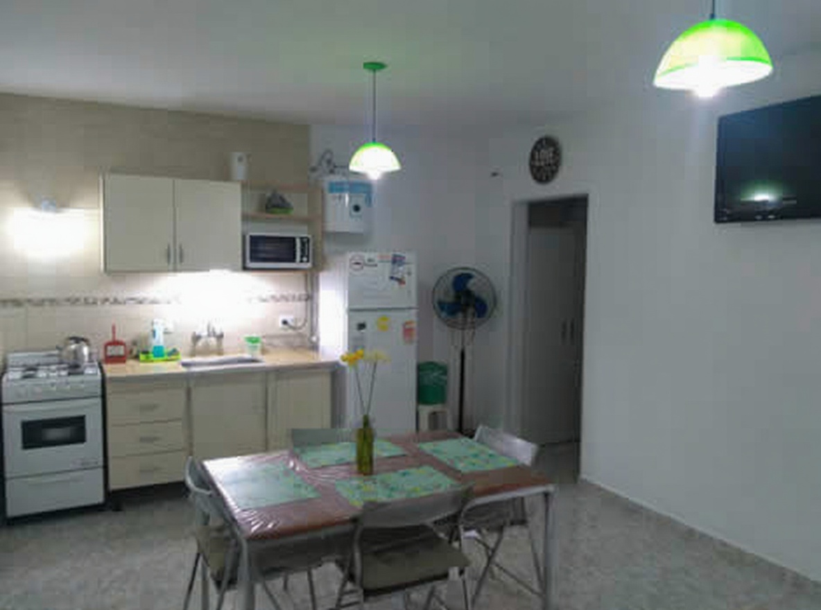 Departamento con patio y parrilla a 130 metros del mar en Mar del Tuyú miniatura 4