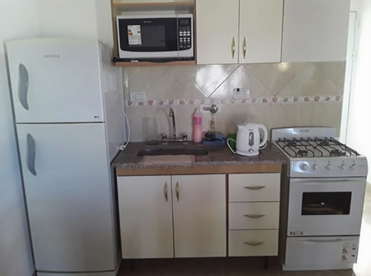 Departamento con patio y parrilla a 100 metros del mar en Mar del Tuyú miniatura 3