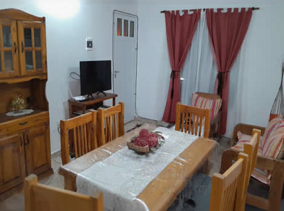 Departamento con patio y parrilla a 100 metros del mar en Mar del Tuyú miniatura 4