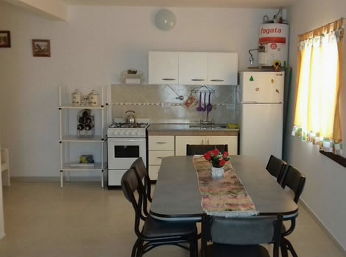 Casa con patio y parrilla frente al mar en Mar del Tuyú miniatura 3