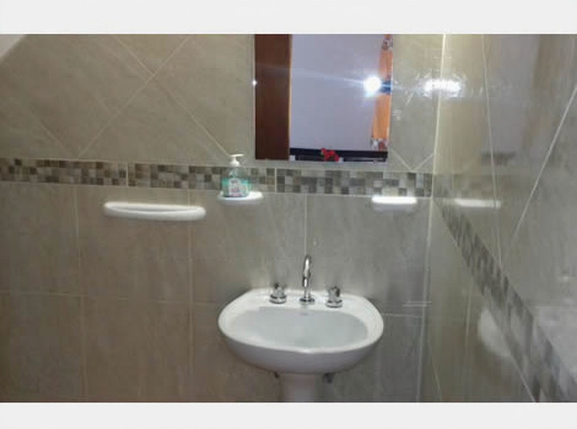 Casa con patio y parrilla frente al mar en Mar del Tuyú miniatura 8