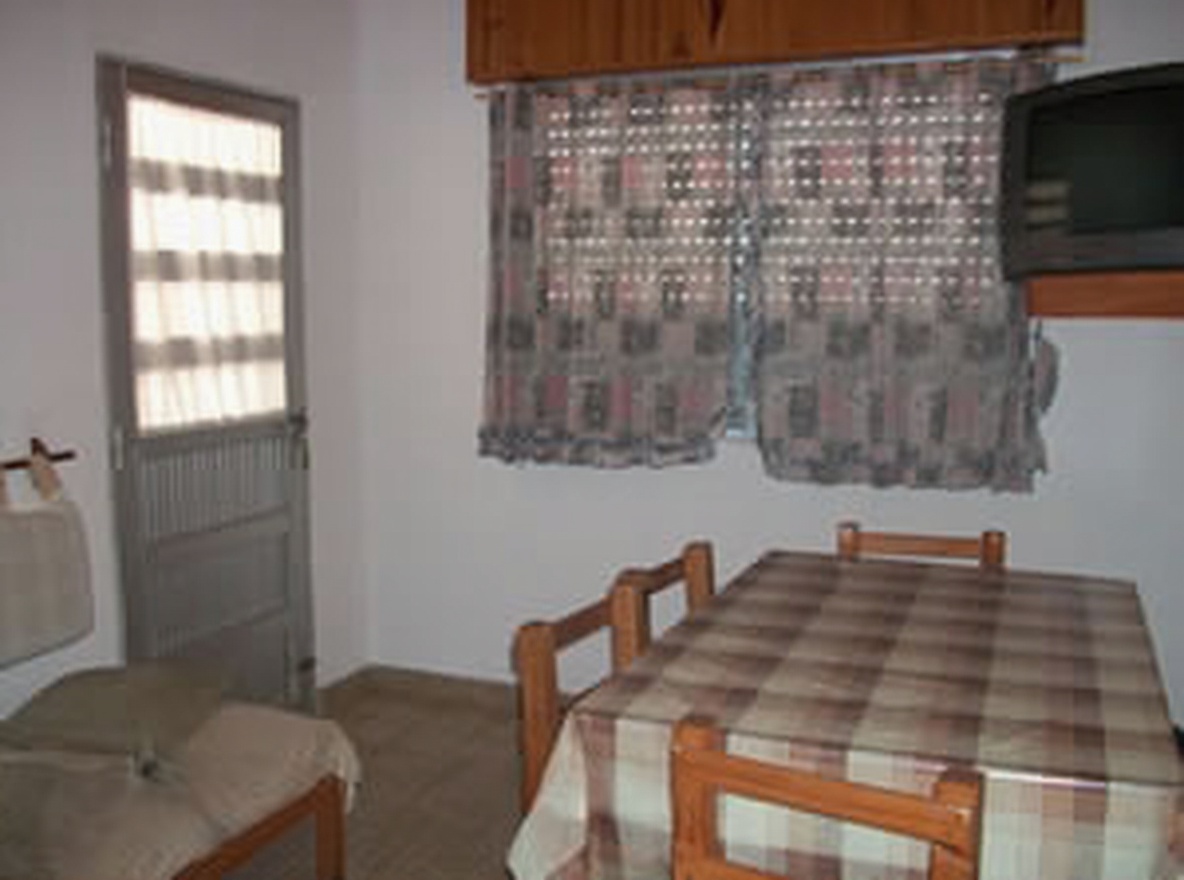 Departamentos con patio y parrilla a 100 metros del mar en Las Toninas miniatura 6