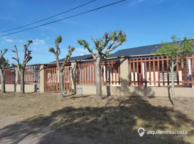 Cabañas con cochera y parrilla a 400 metros del mar en Costa Chica