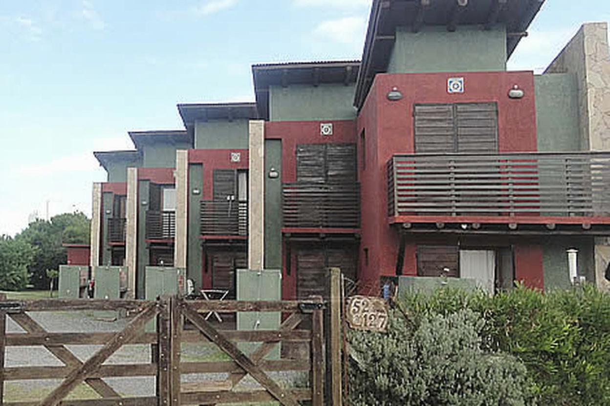 Cabañas con pileta y parrilla a 100 metros del mar en Costa Chica miniatura 3