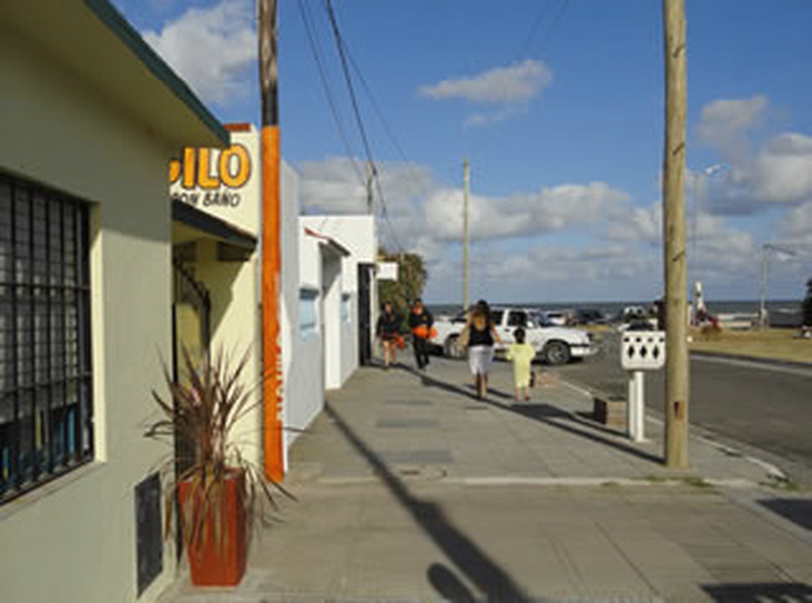Monoambiente con cochera y parrilla a 30 metros del mar en Mar del Tuyú miniatura 2