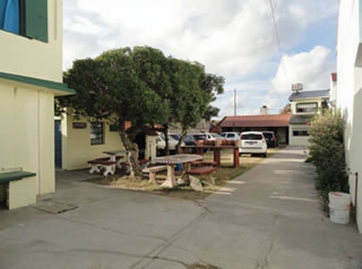 Monoambiente con cochera y parrilla a 30 metros del mar en Mar del Tuyú miniatura 3