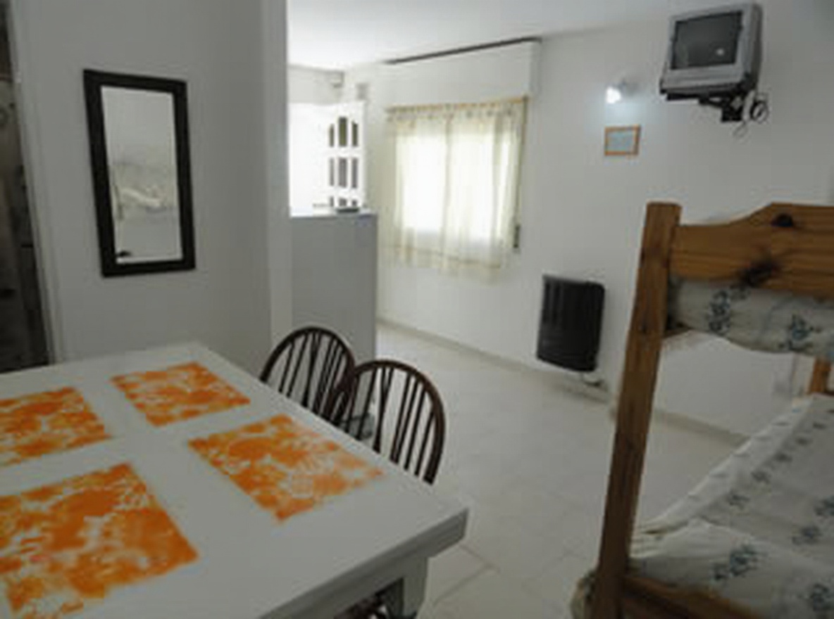 Monoambiente con cochera y parrilla a 30 metros del mar en Mar del Tuyú miniatura 7