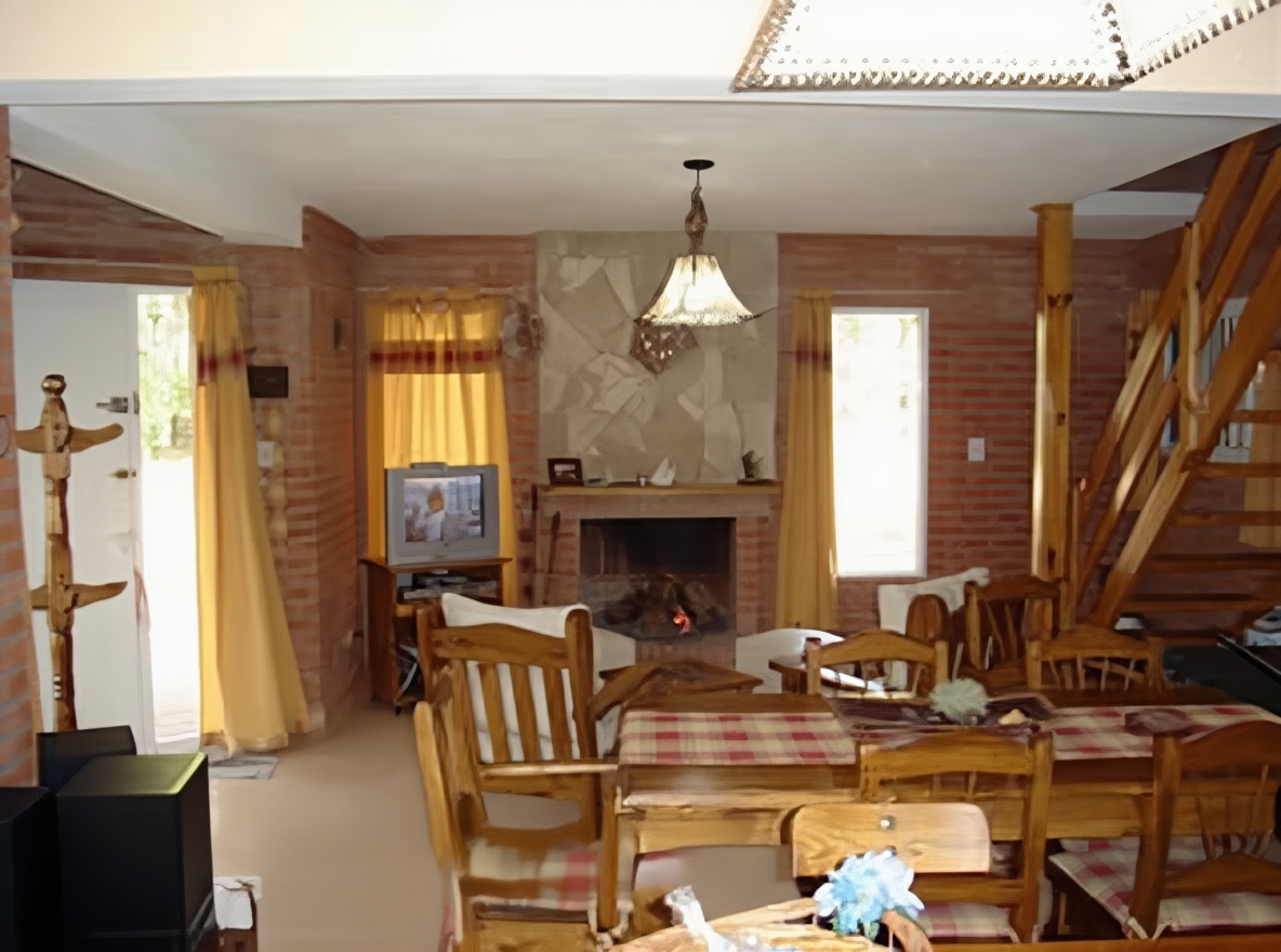 Chalet con pileta y parque a 200 metros del mar en Costa del Este miniatura 2