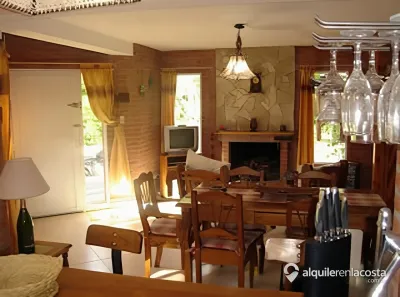 Chalet con pileta y parque a 200 metros del mar en Costa del Este foto 3