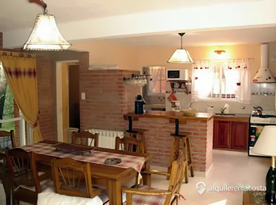Chalet con pileta y parque a 200 metros del mar en Costa del Este foto 4