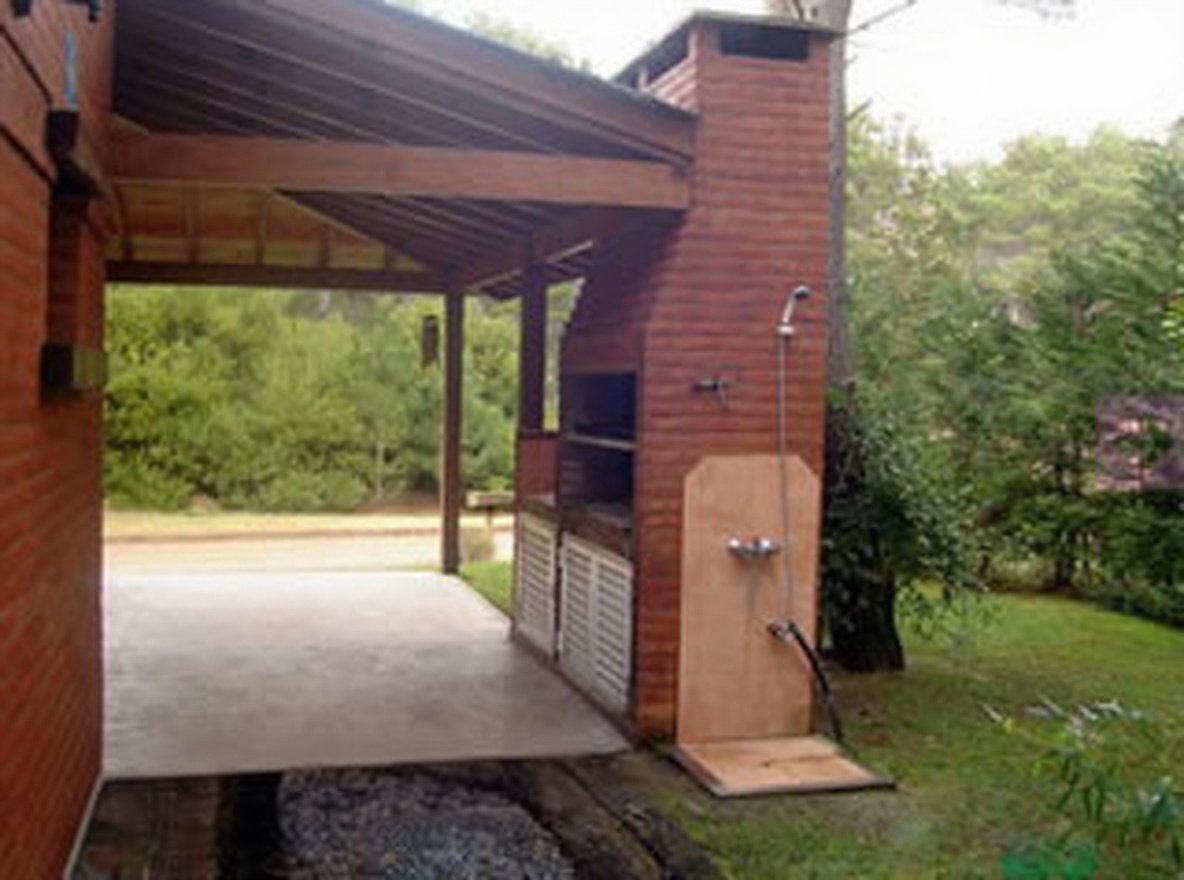 Chalet con pileta y parque a 200 metros del mar en Costa del Este miniatura 11