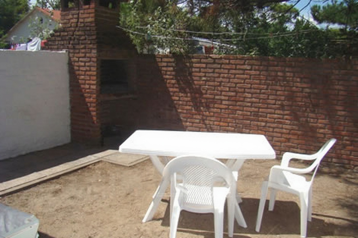 Dúplex con patio y parrilla a 5 cuadras del mar en Lucila del Mar miniatura 10