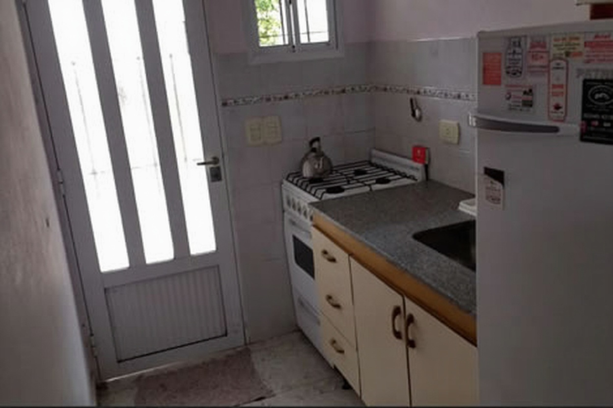 Dúplex con patio y parrilla a 100 metros del mar en Mar del Tuyú miniatura 3