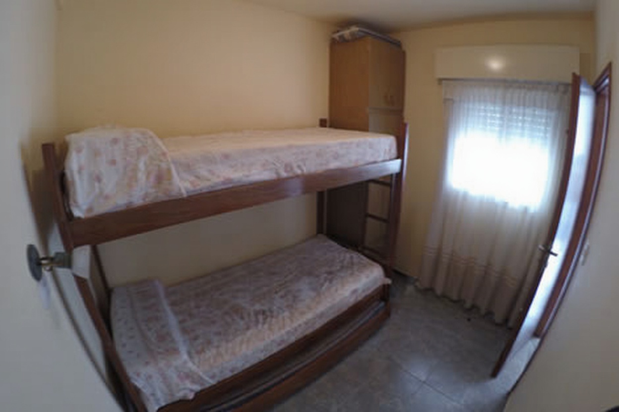 Dúplex con parque y parrilla a 400 metros del mar en Mar del Tuyú miniatura 5