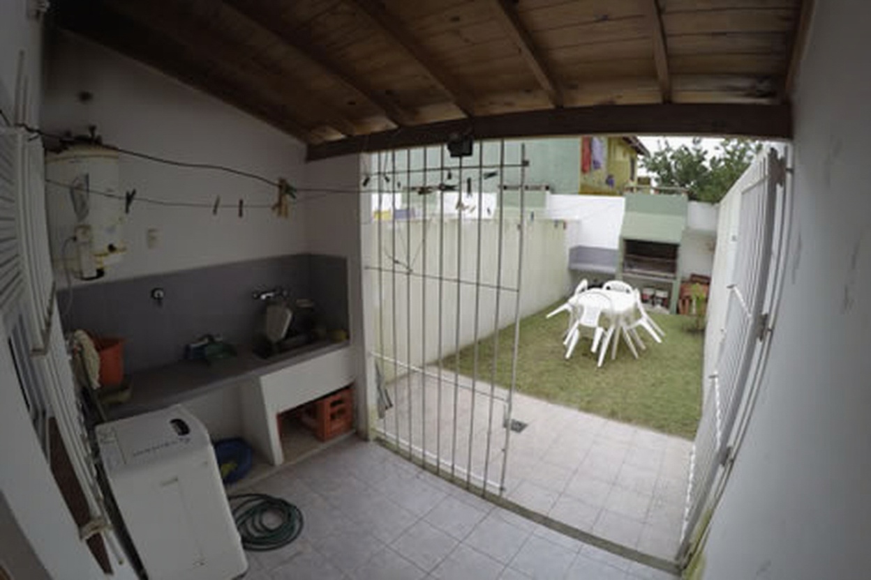 Dúplex con parque y parrilla a 400 metros del mar en Mar del Tuyú miniatura 8