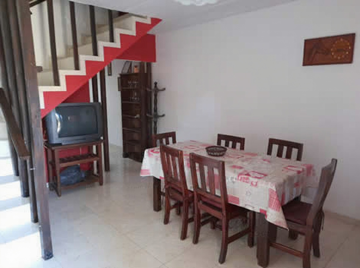 Dúplex con parque y parrilla a 250 metros del mar en Mar del Tuyú miniatura 3