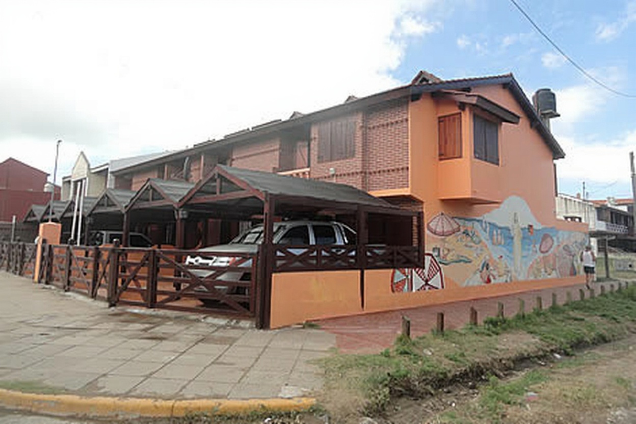 Dúplex con patio y parrilla a 80 metros del mar en Las Toninas miniatura 2