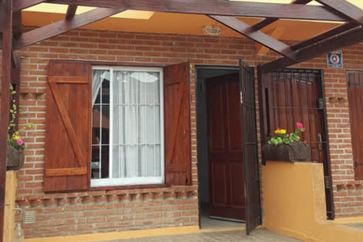 Dúplex con patio y parrilla a 80 metros del mar en Las Toninas miniatura 3