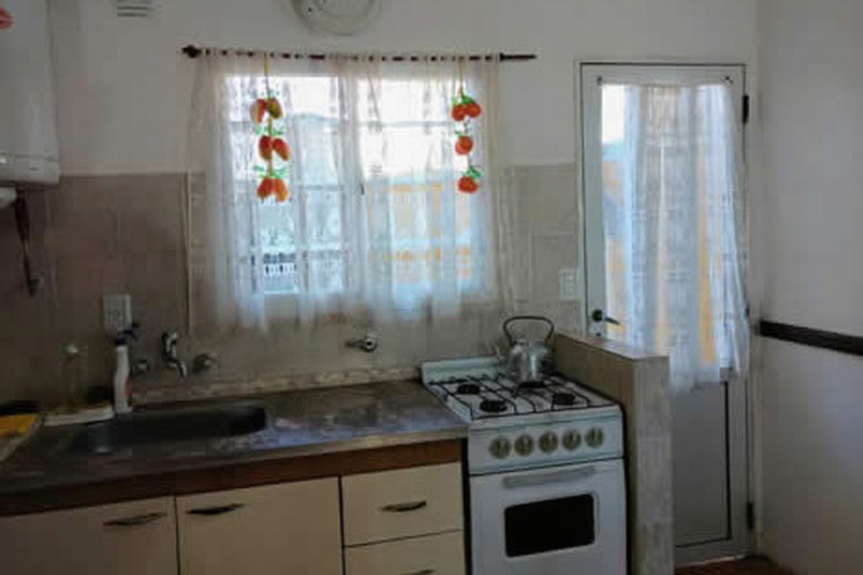 Dúplex con patio y parrilla a 100 metros del mar en Las Toninas miniatura 3