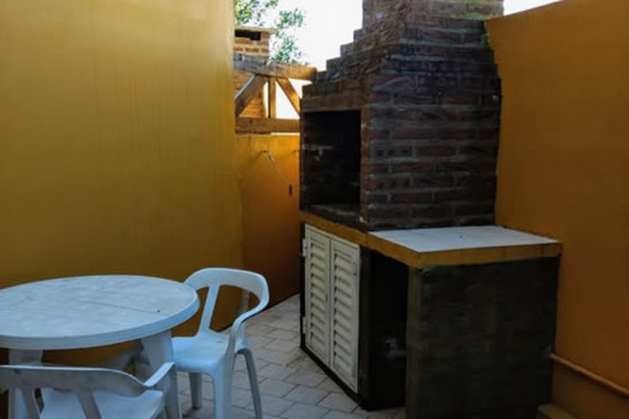 Dúplex con patio y parrilla a 100 metros del mar en Las Toninas miniatura 8