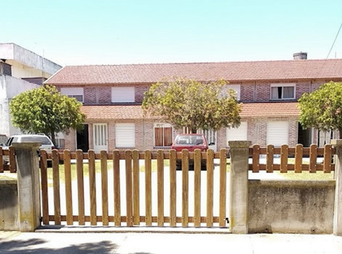 Dúplex con parque y parrilla a 2 cuadras del mar en Las Toninas