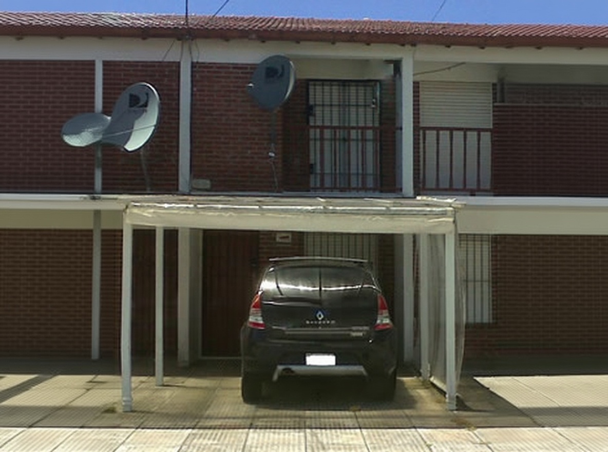 Dúplex con patio y parrilla a 4 cuadras del mar en Santa Teresita miniatura 3